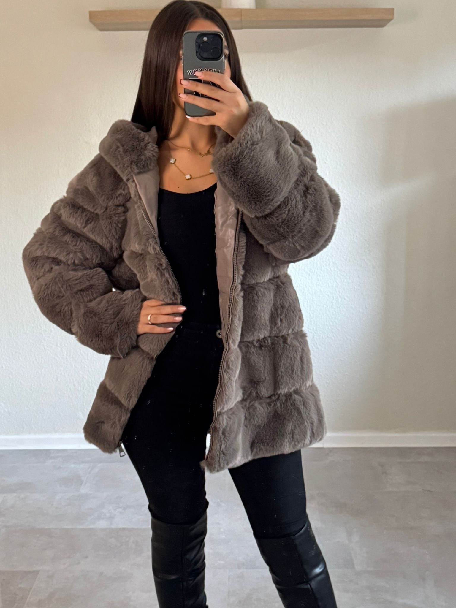 Felljacke mit Kapuze