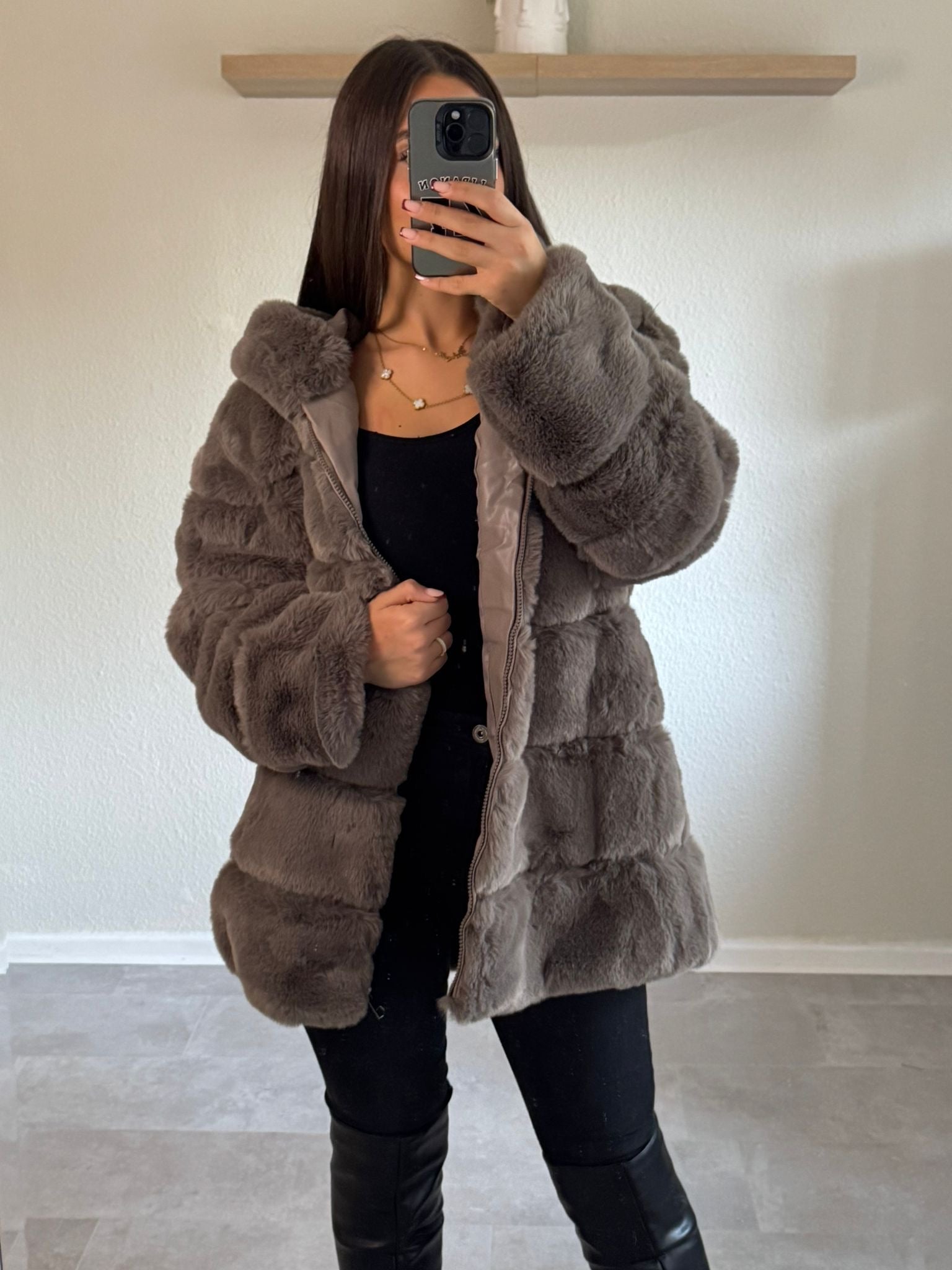 Felljacke mit Kapuze